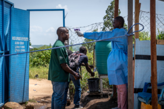 Uganda cierra frontera con RDC por brote de ébola