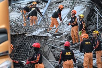 Buscan a 20 desaparecidos tras derrumbe de edificio en Filipinas