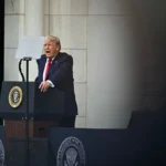 Trump defiende acciones militares en Venezuela e Irán en Arlington