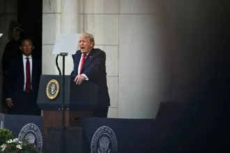 Trump defiende acciones militares en Venezuela e Irán en Arlington