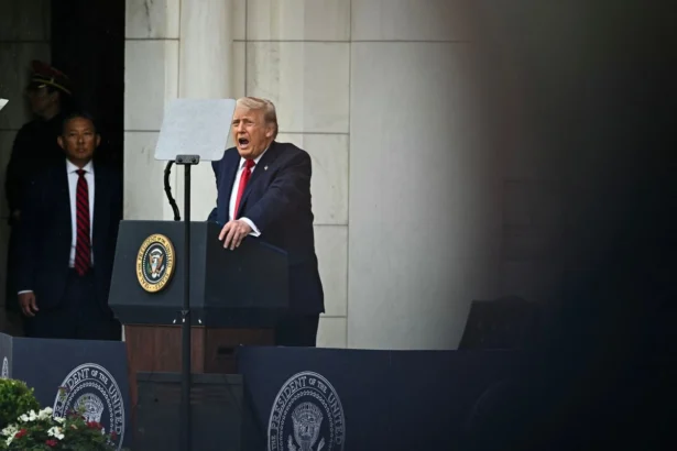 Trump defiende acciones militares en Venezuela e Irán en Arlington