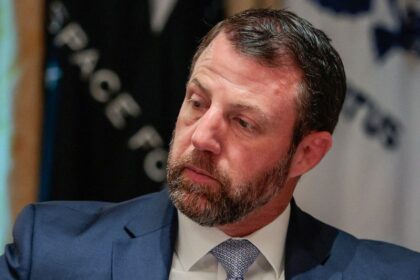 EE UU mantiene vuelos internacionales en Newark tras protestas