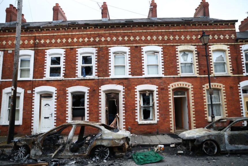 Starmer promete máxima sanción a autores de disturbios en Belfast