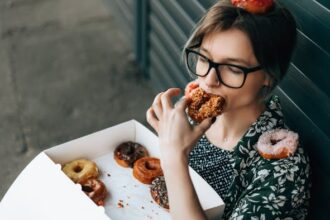 El estrés influye en la alimentación: claves sobre ingesta emocional