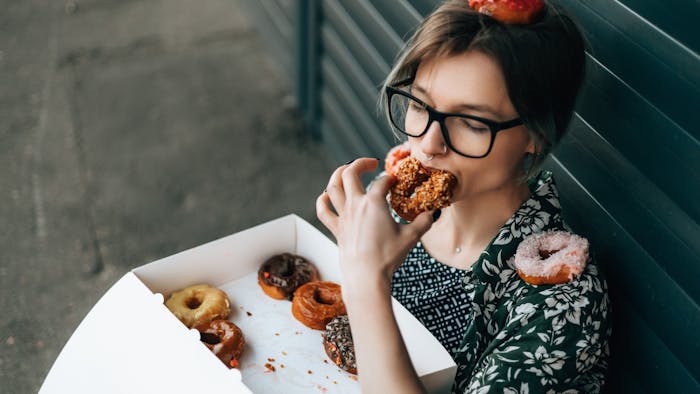 El estrés influye en la alimentación: claves sobre ingesta emocional