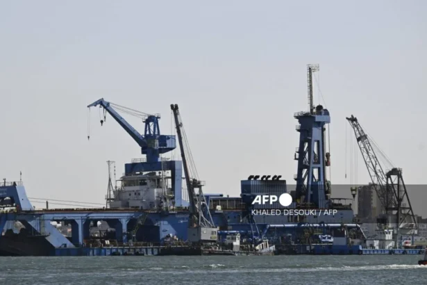 Maersk reanuda ruta por el Canal de Suez tras dos años