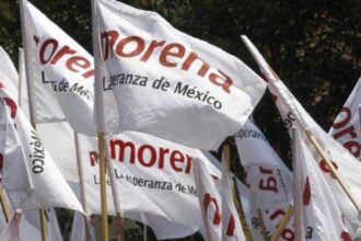 Morena cae 17 puntos en aprobación, revela encuesta Pew Research