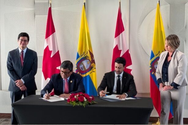 Ecuador y Canadá firman TLC que elimina aranceles al 99% de productos