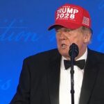 Trump insinúa candidatura para 2028 con gorra en Washington