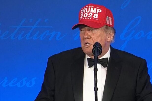 Trump insinúa candidatura para 2028 con gorra en Washington