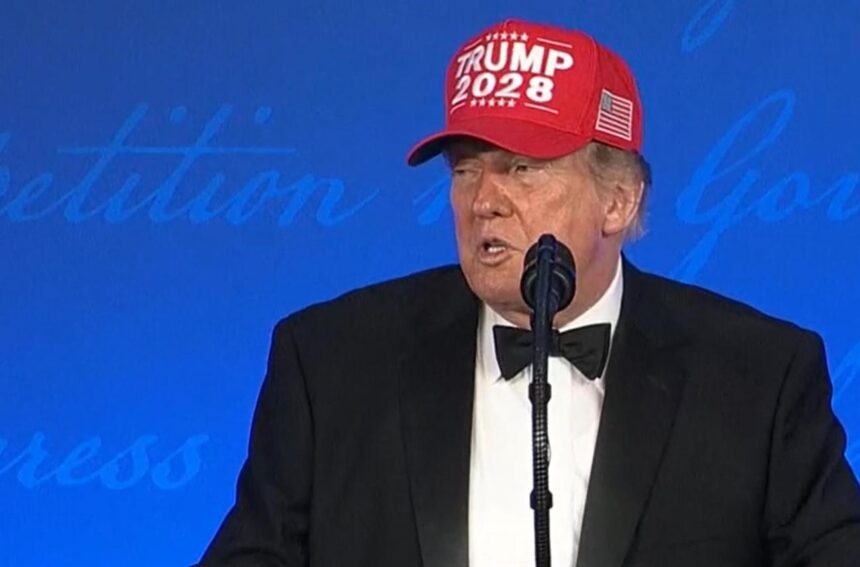 Trump insinúa candidatura para 2028 con gorra en Washington