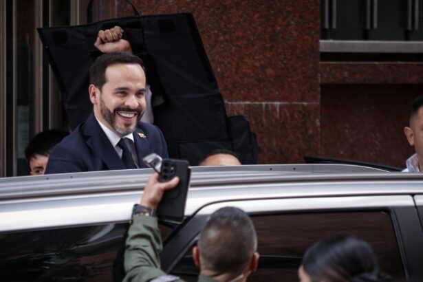 De la Espriella ordena cierre de 20 embajadas por austeridad