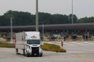 EE UU duplicará aranceles a autos y autopartes de Canadá en 2027