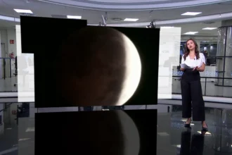 Eclipse lunar parcial tiñe de rojo la noche en España