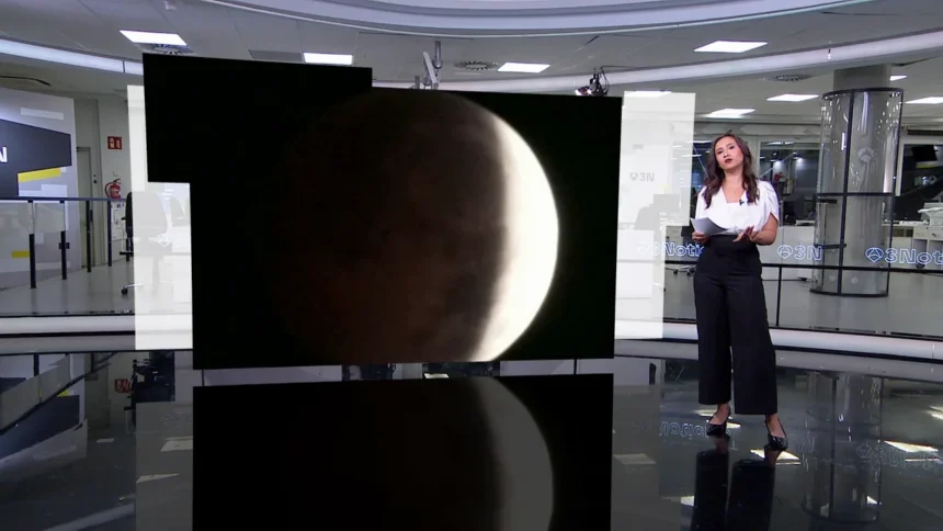 Eclipse lunar parcial tiñe de rojo la noche en España