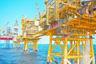 Precios del petróleo suben tras ataques entre EU e Irán