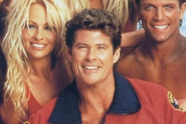 Erika Eleniak, ex Baywatch, lanza cuenta en OnlyFans a los 56
