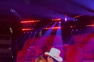 Bruno Mars y Karol G sorprenden en SoFi Stadium con "Still"