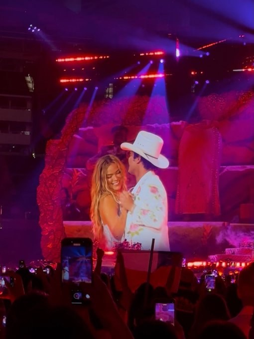 Bruno Mars y Karol G sorprenden en SoFi Stadium con "Still"