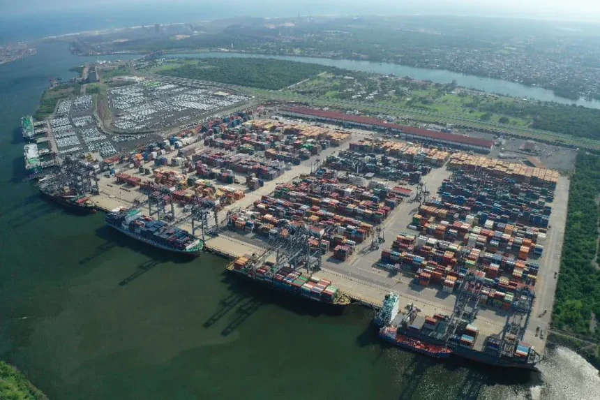 Aranceles reducen 4.9% comercio automotriz en puertos mexicanos