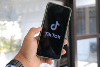 Brasil multa a TikTok por uso indebido de datos de menores