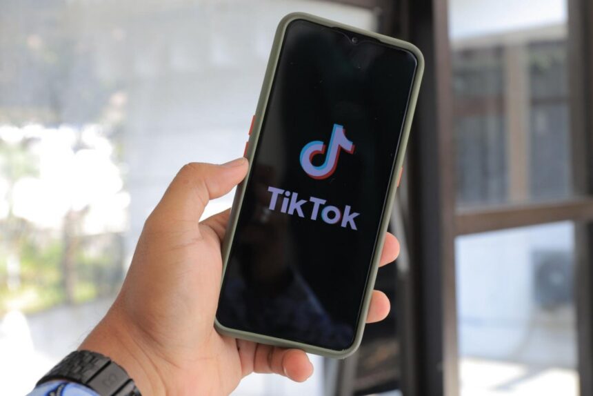Brasil multa a TikTok por uso indebido de datos de menores