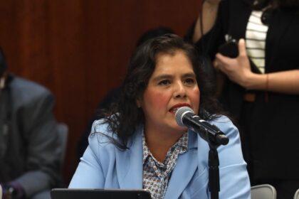 Morena propone prohibir doble nacionalidad a senadores en México