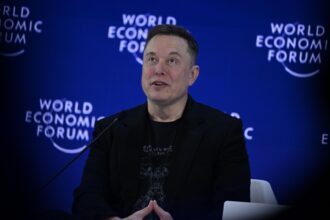 Alex Gibney estrena documental crítico sobre Elon Musk en octubre