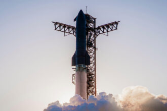 SpaceX logra primer vuelo orbital de Starship y despliega satélites