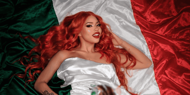 Yeri Mua enfrenta crítica y posibles sanciones por usar la bandera