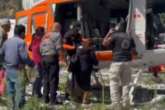 Rescatan por helicóptero a ocho aislados por lluvias en Nuevo León