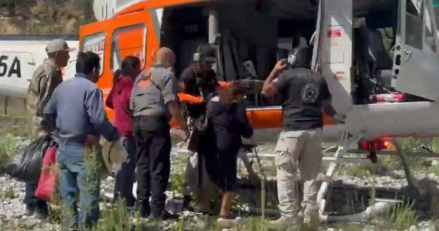 Rescatan por helicóptero a ocho aislados por lluvias en Nuevo León