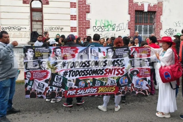 Trabajadores del IMSS en Puebla protestan por salarios y medicinas