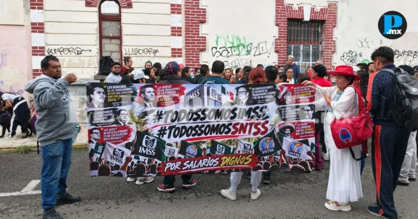 Trabajadores del IMSS en Puebla protestan por salarios y medicinas