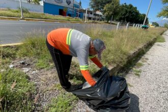 San Pedro Cholula limpia y rehabilita cruce peatonal en Forjadores