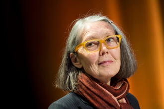 Anne Carson gana el Nobel de Literatura 2026 por su obra innovadora