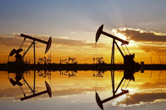Negociaciones EE UU-Irán bajan petróleo WTI a 97.26 dólares